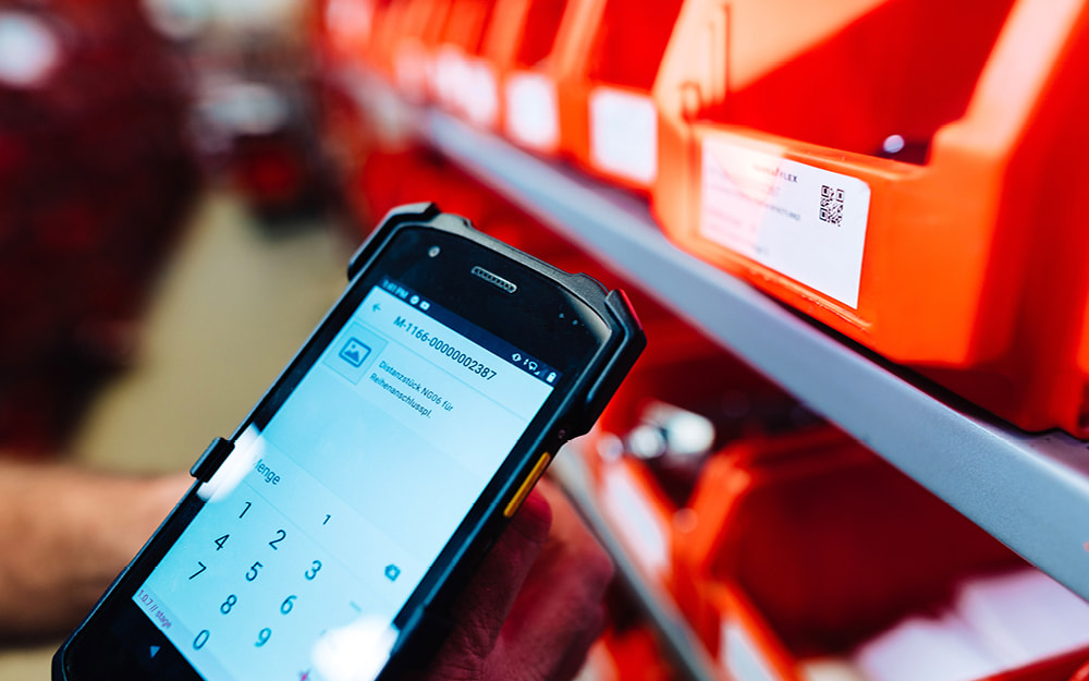 Capture the product requirement with the scanner and the HANSA-FLEX Easy Order app