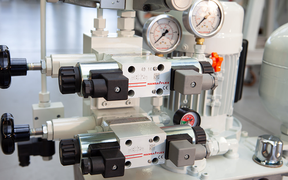 CETOP plate mounting valves for stacked valve arrangements