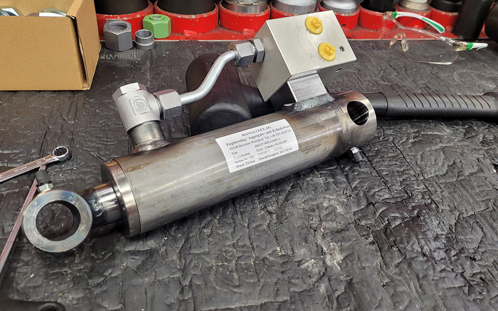 Hydraulic cylinders with inductive limit switches