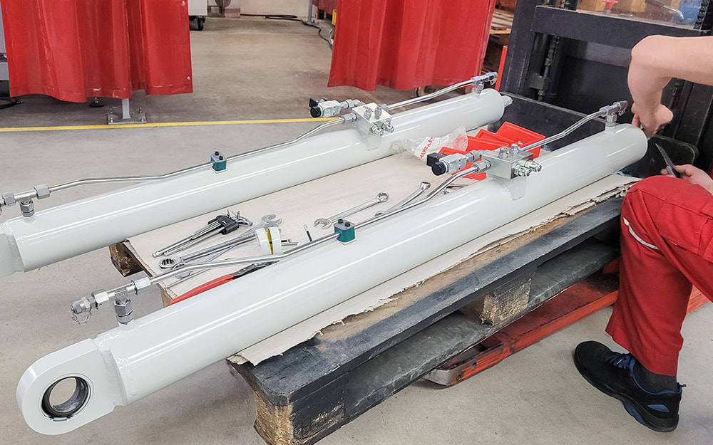 Hydraulic cylinders with valve technology