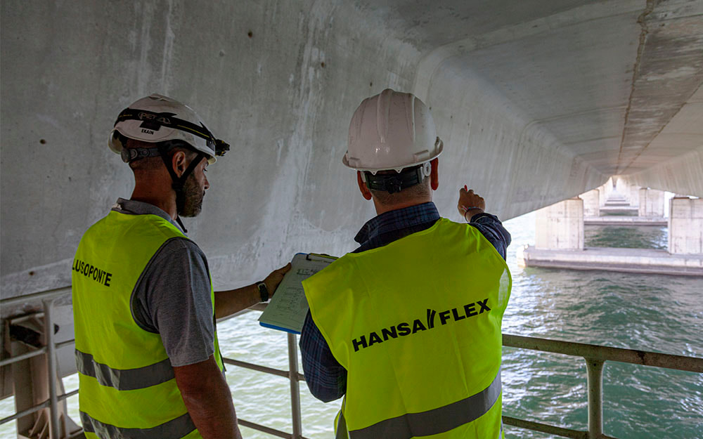 The Vasco da Gama Bridge is protected against earthquakes by hydraulics