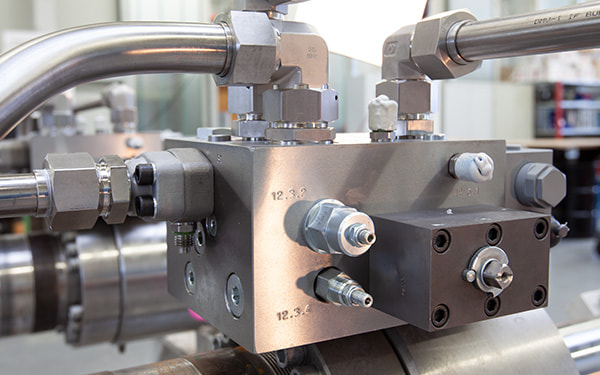 Compact cartridge valves for tight installation spaces