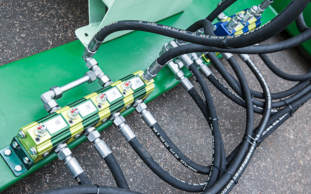 Gear flow dividers for hydraulic applications