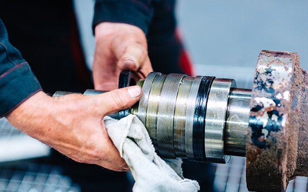 Repair and overhaul of hydraulic components