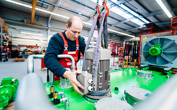 Over 4,500 different hydraulic components always in stock