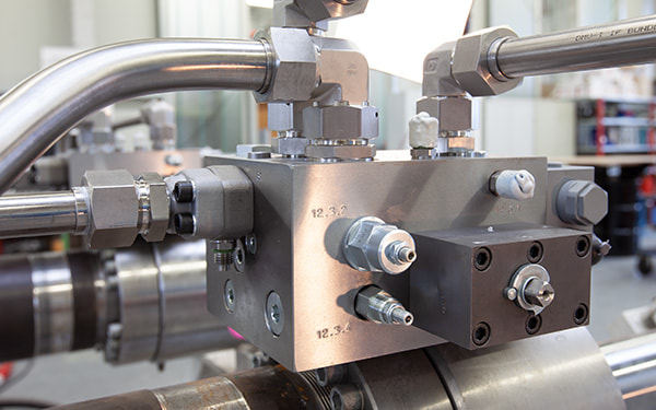 Compact cartridge valves for tight installation spaces