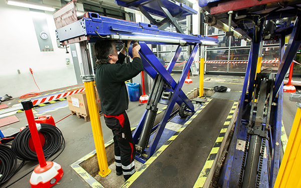 Inspección de plataformas elevadoras y puentes de carga