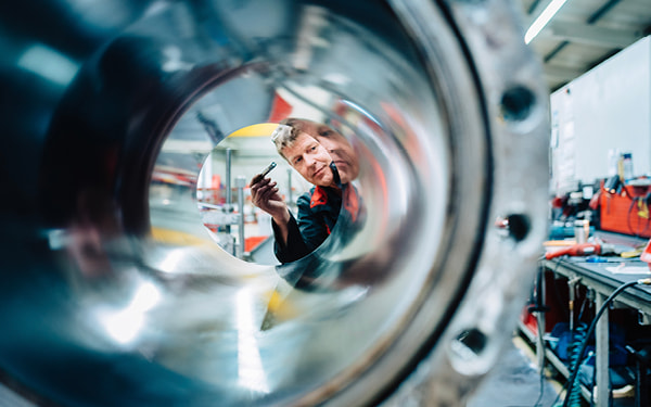 Servicing and manufacturing hydraulic cylinders