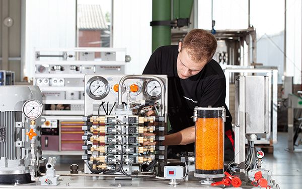Oil cleaning extends service life and prevents wear