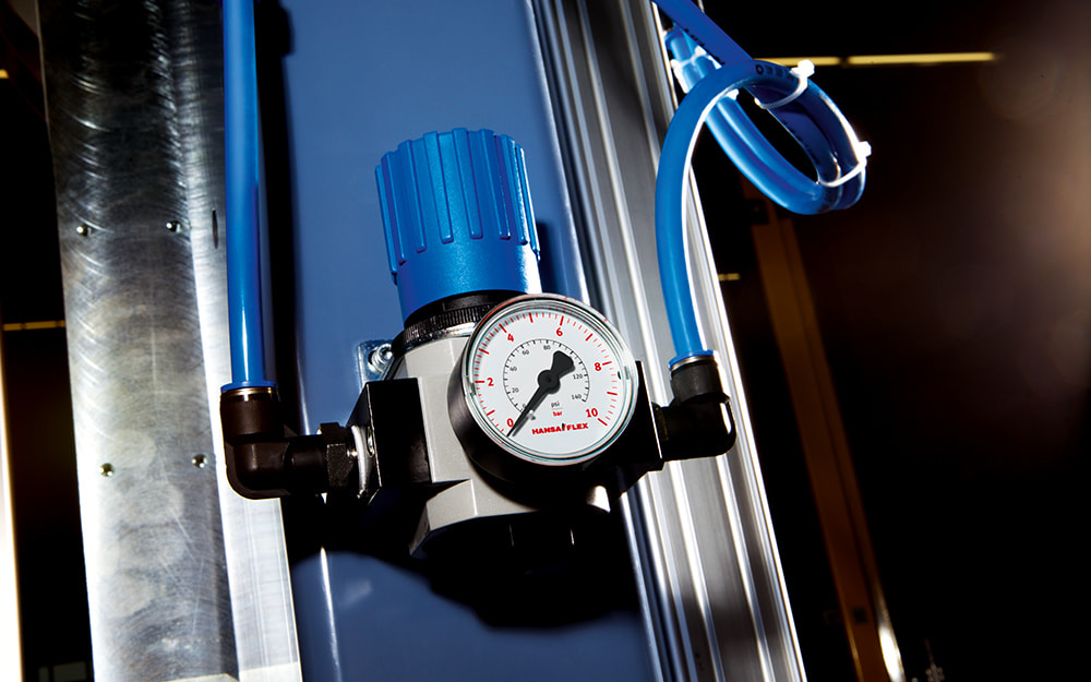 Cleaning compressed air and ensuring system availa
