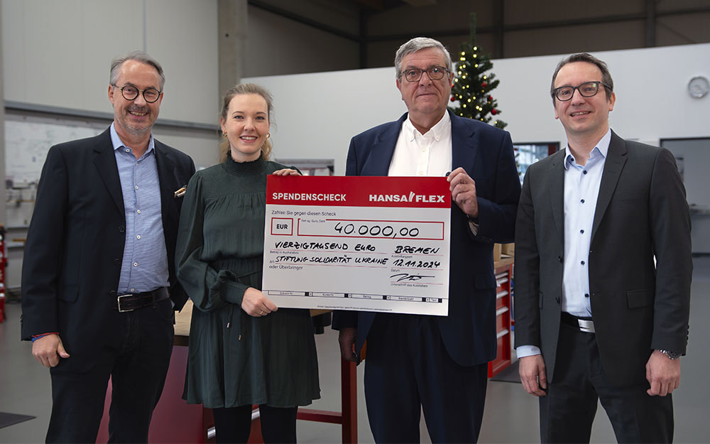 Entrega del cheque a la Fundación Solidaridad Ucrania